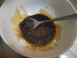 6、家常肉沫蒜蓉烤茄子(烤箱版),1勺老抽，2勺生抽，1勺蚝油，半勺糖，适量盐和胡椒粉搅拌均匀