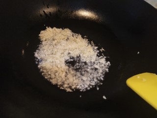 7、家常肉沫蒜蓉烤茄子(烤箱版),锅内加油炒香蒜末，油要多一点