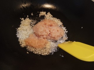 8、家常肉沫蒜蓉烤茄子(烤箱版),蒜末炒香后放入鸡胸肉