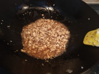 10、家常肉沫蒜蓉烤茄子(烤箱版),倒入提前调好的酱汁炒匀就行