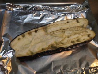 11、家常肉沫蒜蓉烤茄子(烤箱版),烤箱停后把茄子取出对半剖开