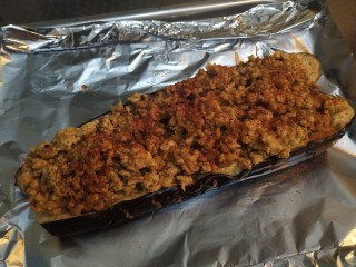 12、家常肉沫蒜蓉烤茄子(烤箱版),放上炒好的蒜蓉肉沫酱，撒一层辣椒粉，放入烤箱，上下火220度再烤15分钟