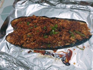 13、家常肉沫蒜蓉烤茄子(烤箱版),然后就可以出炉啦，撒一点葱点缀，味道真的绝了