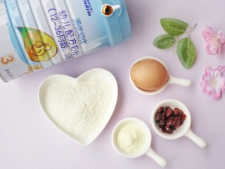 1、奶香蔓越莓米粉球,????准备材料????:鸡蛋1个,米粉150g,蔓越莓10g,澳优爱优奶粉2勺。