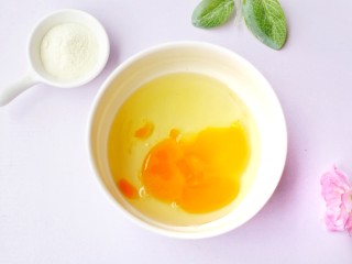 3、奶香蔓越莓米粉球,鸡蛋碗中打散。
