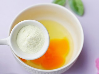 4、奶香蔓越莓米粉球,加入2勺澳优爱优奶粉。