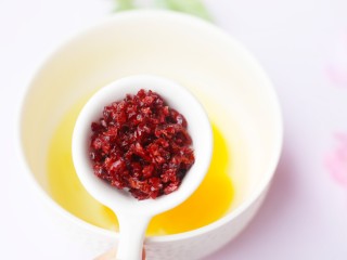 5、奶香蔓越莓米粉球,加入蔓越莓碎。