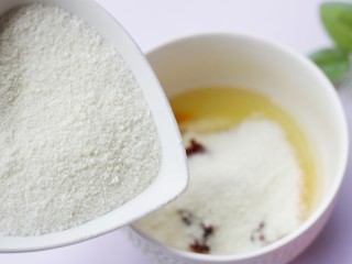 6、奶香蔓越莓米粉球,分多次加入米粉。