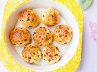 9、奶香蔓越莓米粉球,成品。