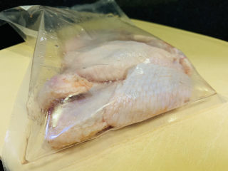 1、薯片鸡翅,烤翅一包取出；