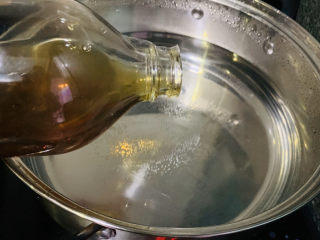 2、薯片鸡翅,汤锅加水，放料酒，姜丝；