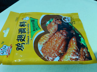 3、薯片鸡翅,取出鸡翅调料；