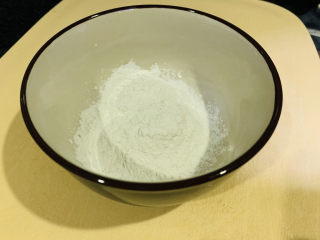 5、薯片鸡翅,淀粉适量；