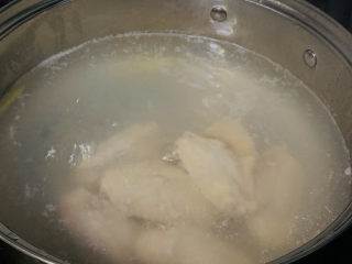 6、薯片鸡翅,鸡翅焯沸水；