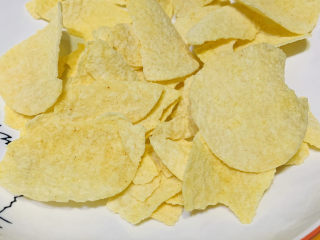 7、薯片鸡翅,薯片倒碗里；