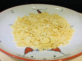 8、薯片鸡翅,把薯片弄碎；