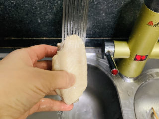 9、薯片鸡翅,鸡翅捞出用清水洗净；