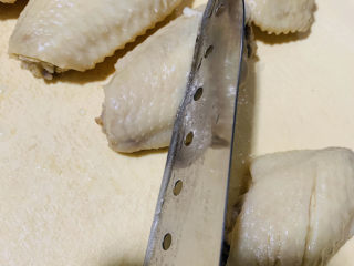 10、薯片鸡翅,用刀划两刀；