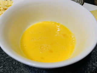 14、薯片鸡翅,鸡蛋搅拌；