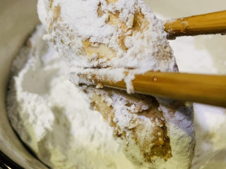 15、薯片鸡翅,腌制好的鸡翅裹淀粉；