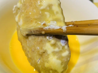 16、薯片鸡翅,沾蛋液；