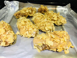 18、薯片鸡翅,放烤盘；