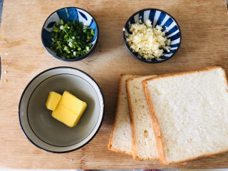 2、简单几步，做出媲美面包店的蒜香面包条,材料准备好，黄油隔水融化，或者微波炉叮一下。