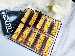 6、简单几步，做出媲美面包店的蒜香面包条,烤箱120度，烤制25分钟左右，烤箱脾气不一样，大家可以根据自家烤箱情况来。