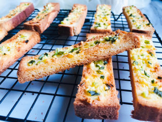 7、简单几步，做出媲美面包店的蒜香面包条,出炉后晾晾，金黄酥脆，略有焦香的蒜香吐司条就烤好了。