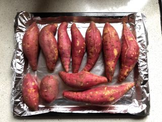 2、超简单的烤山芋,依次摆入铺了锡纸的烤盘上，实在是太好吃，我每次都烤的满满的，不留一丝空隙