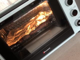 4、超简单的烤山芋,再在上面包一张锡纸，以防山芋糖水四溅喔