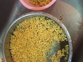 4、自制糖桂花,这么点花对于强迫症的我来说 实在太累了 腰差点断掉 不留一丝杂质  建议大家动作快一点 桂花碰不起水的喔