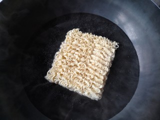 8、十味 鲜虾鱼板面,锅中适量水煮至微微冒泡时下入泡面面饼。