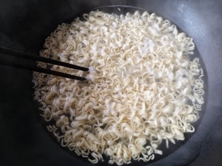 9、十味 鲜虾鱼板面,煮2分钟左右，面饼变软用筷子拨散，不要煮太久。