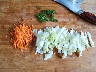 11、十味 鲜虾鱼板面,卷心菜和胡萝卜洗净后都切丝，葱切葱花备用。