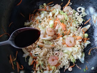 16、十味 鲜虾鱼板面,加入一勺味极鲜酱油。