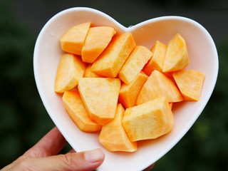 1、美食丨芝心红薯椰蓉球 一口一个超好吃～,红薯去皮切块。