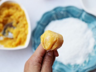 6、美食丨芝心红薯椰蓉球 一口一个超好吃～,将红薯用食品袋包一块，每块30g大小。