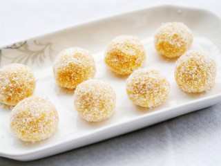 9、美食丨芝心红薯椰蓉球 一口一个超好吃～,一个一个全部滚好。