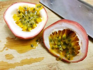 1、百香果果脯,百香果对半切开