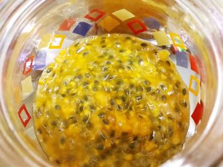 2、百香果果脯,把果肉放入罐子里