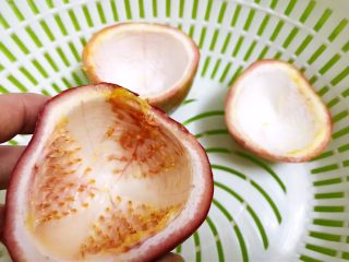 3、百香果果脯,撕掉果皮里面的薄膜