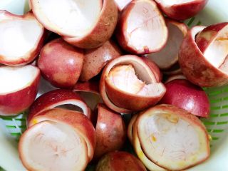 4、百香果果脯,全部做好后去蒂