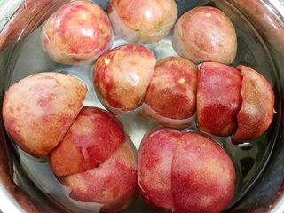 5、百香果果脯,放入清水里漂洗干净