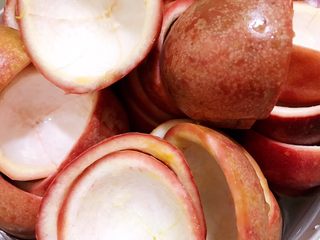 6、百香果果脯,锅里加入能淹没果皮的水，盖上盖子大火煮开后转小火煮30分钟