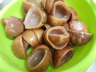 7、百香果果脯,果皮煮软后捞出