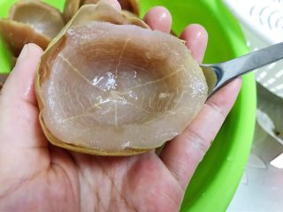 8、百香果果脯,等不太烫手后，用勺子挖出厚肉这一块，外层硬皮不要