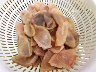 9、百香果果脯,全部挖出来挤一下水份后一切为二