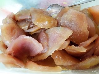 12、百香果果脯,腌制好后白糖全部溶化，果皮看起来亮晶晶的