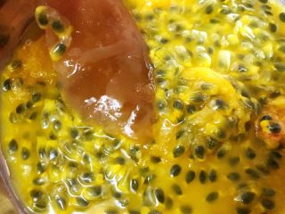 13、百香果果脯,取两个百香果果肉，每一块腌制好的果皮在果肉里滚一圈